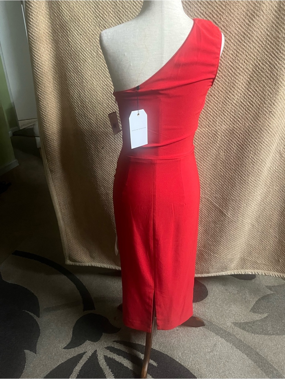 Dress the population ROUCHED crepe body on Shoulder Red Midi Dress - Picture 4 of 5